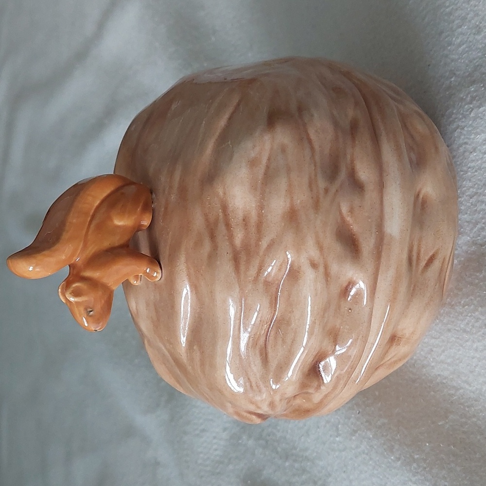 ARNEL'S Ceramic Squirrel Walnut Lidded Candy / Nut Dish
